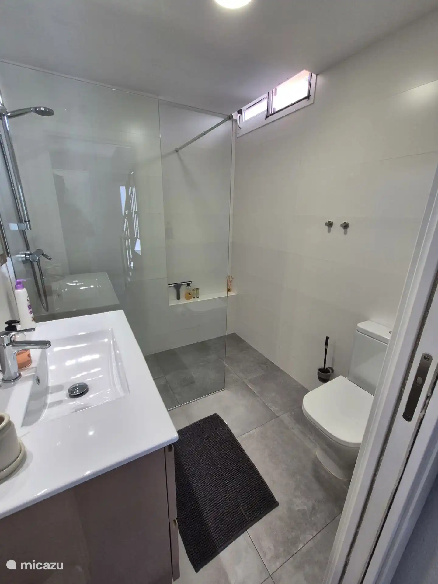 Badkamer 2.
Wasbak, toilet en douche.