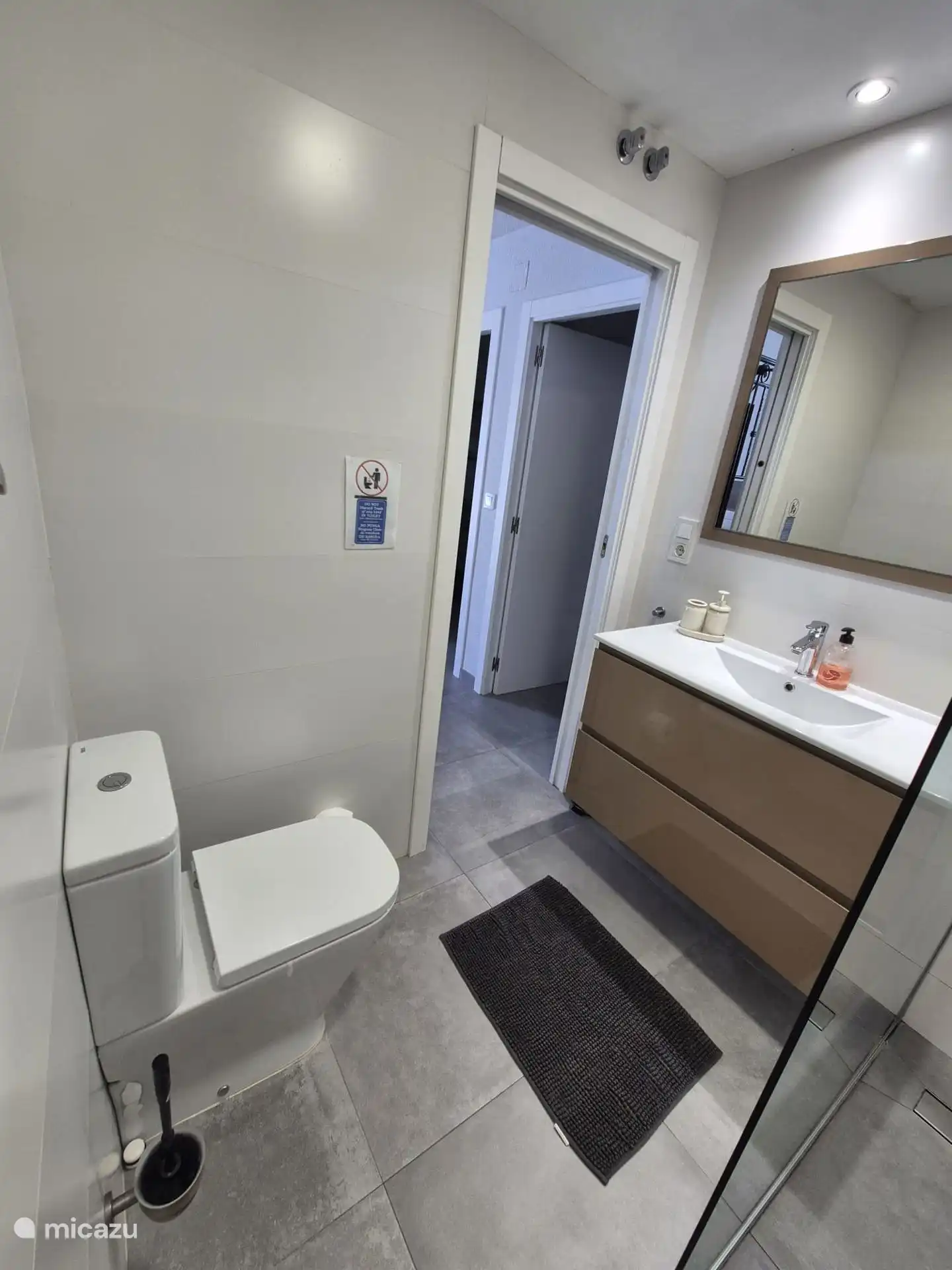 Badkamer 1.
Wasbak, toilet en douche.