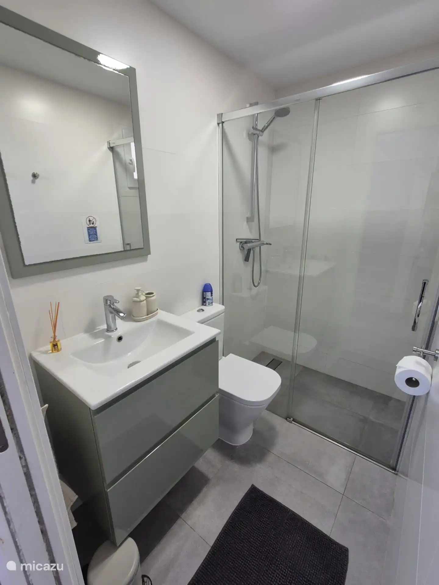 Badkamer 1.
Begane grond
Wasbak, toilet en douche.
