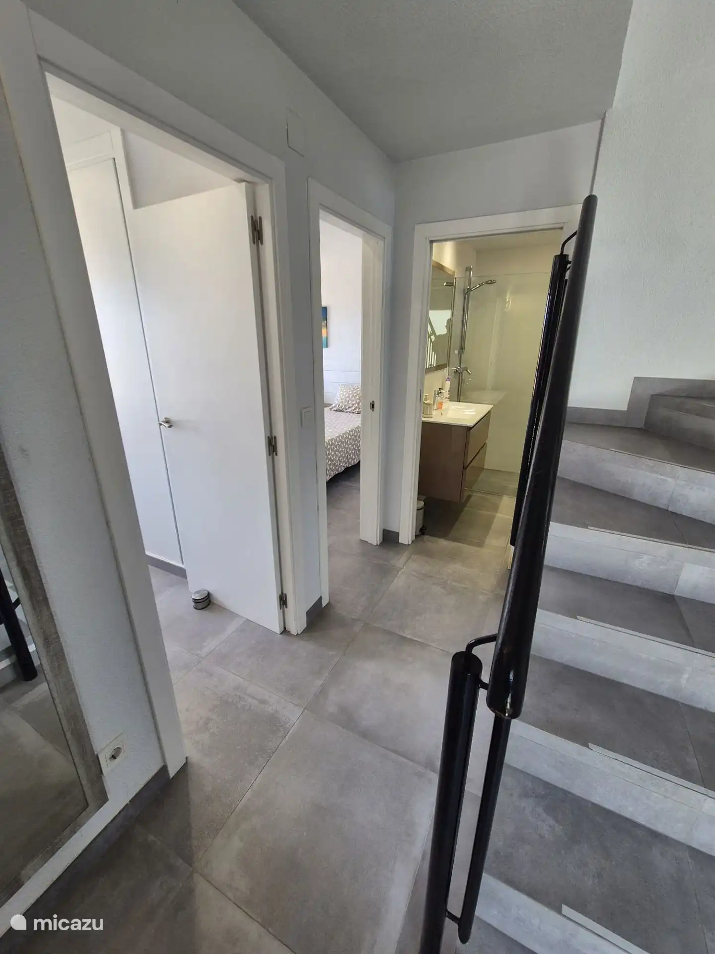 Gang op 1e verdieping.
Slaapkamer 1 en 2, badkamer 2.