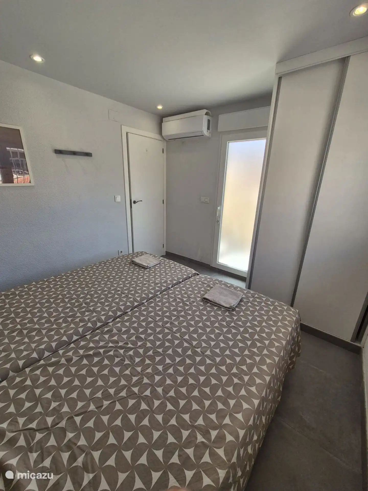 Slaapkamer 3
2 personen, airco, kledingkast en deur naar dakterras.