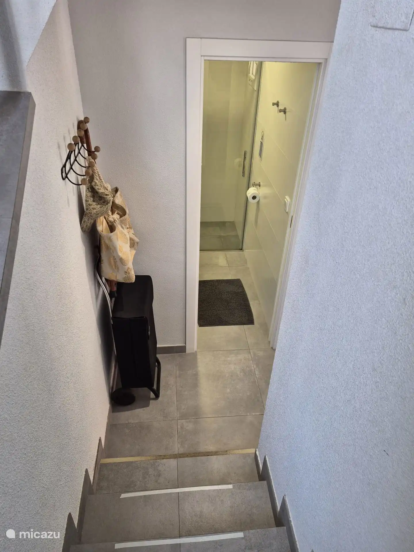 Trap naar 1e verdieping.
Slaapkamer 1 en 2, badkamer 2.