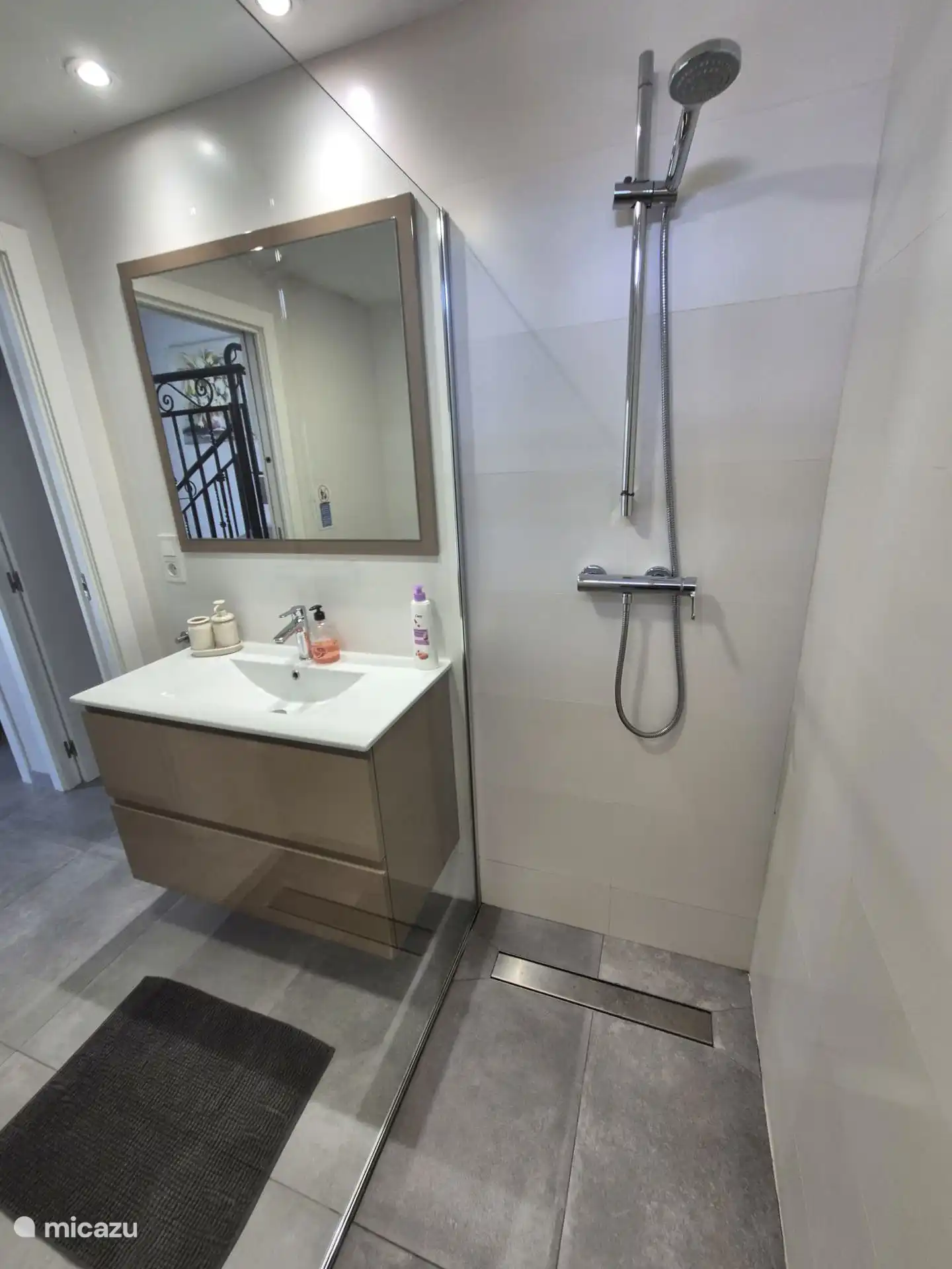 Badkamer 2.
Wasbak, toilet en douche.