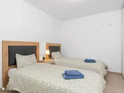 bedroom with 2 single beds 