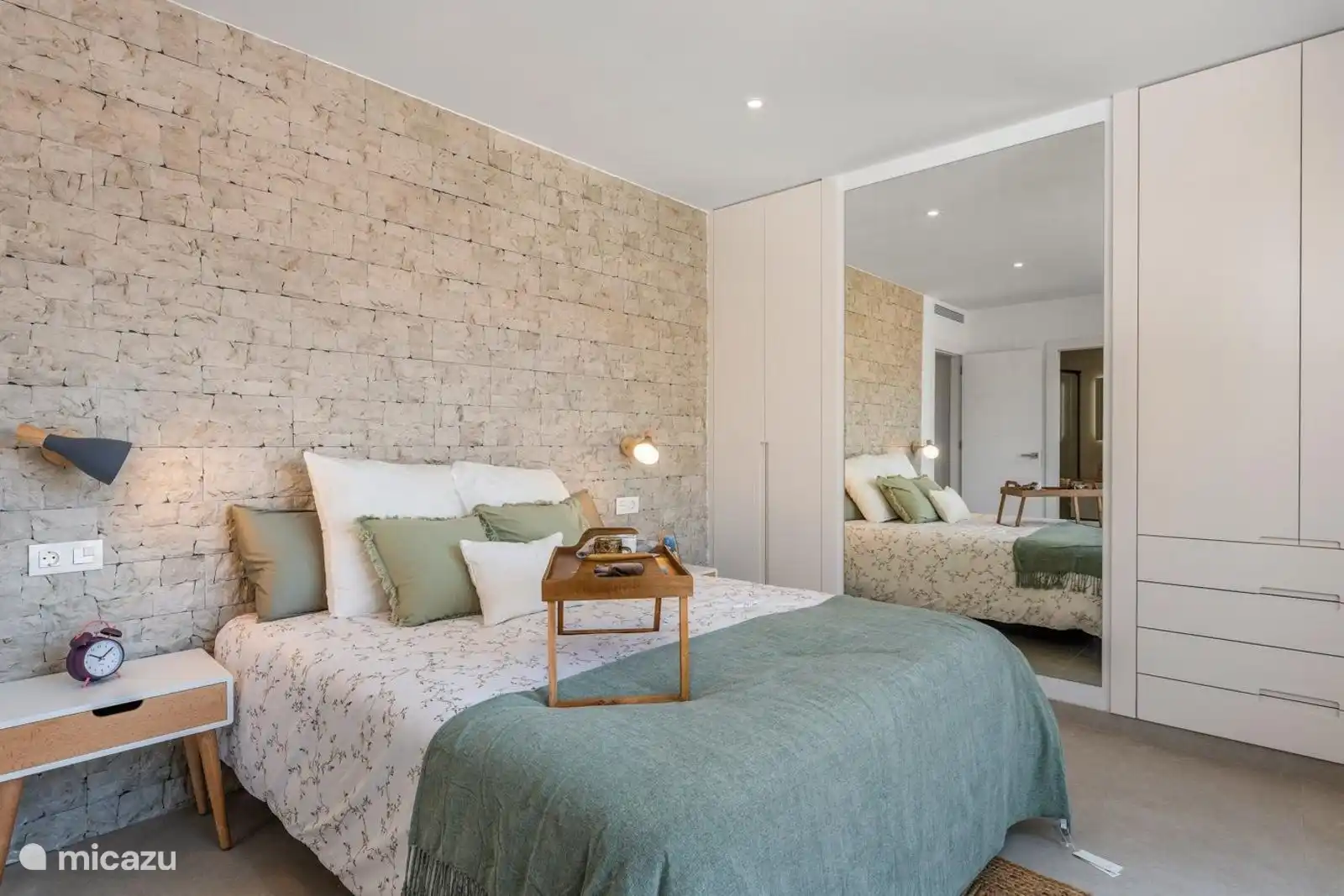 Schlafzimmer mit Kleiderschrank 