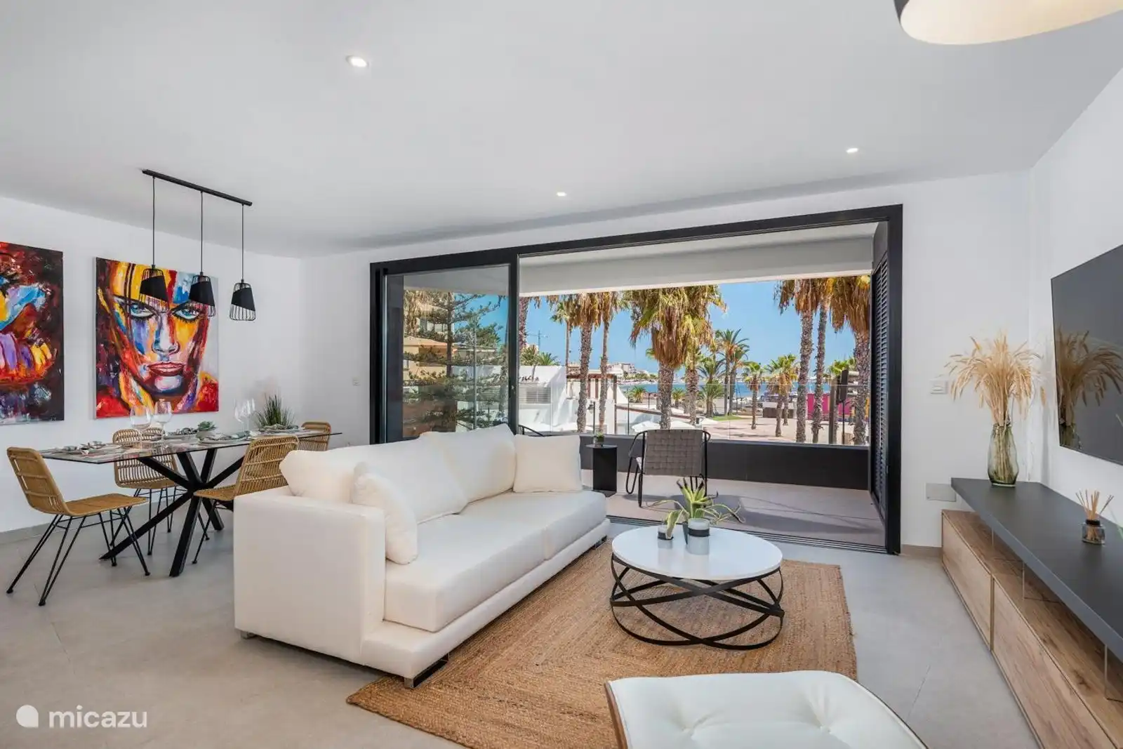 Wohnzimmer und Esstisch 