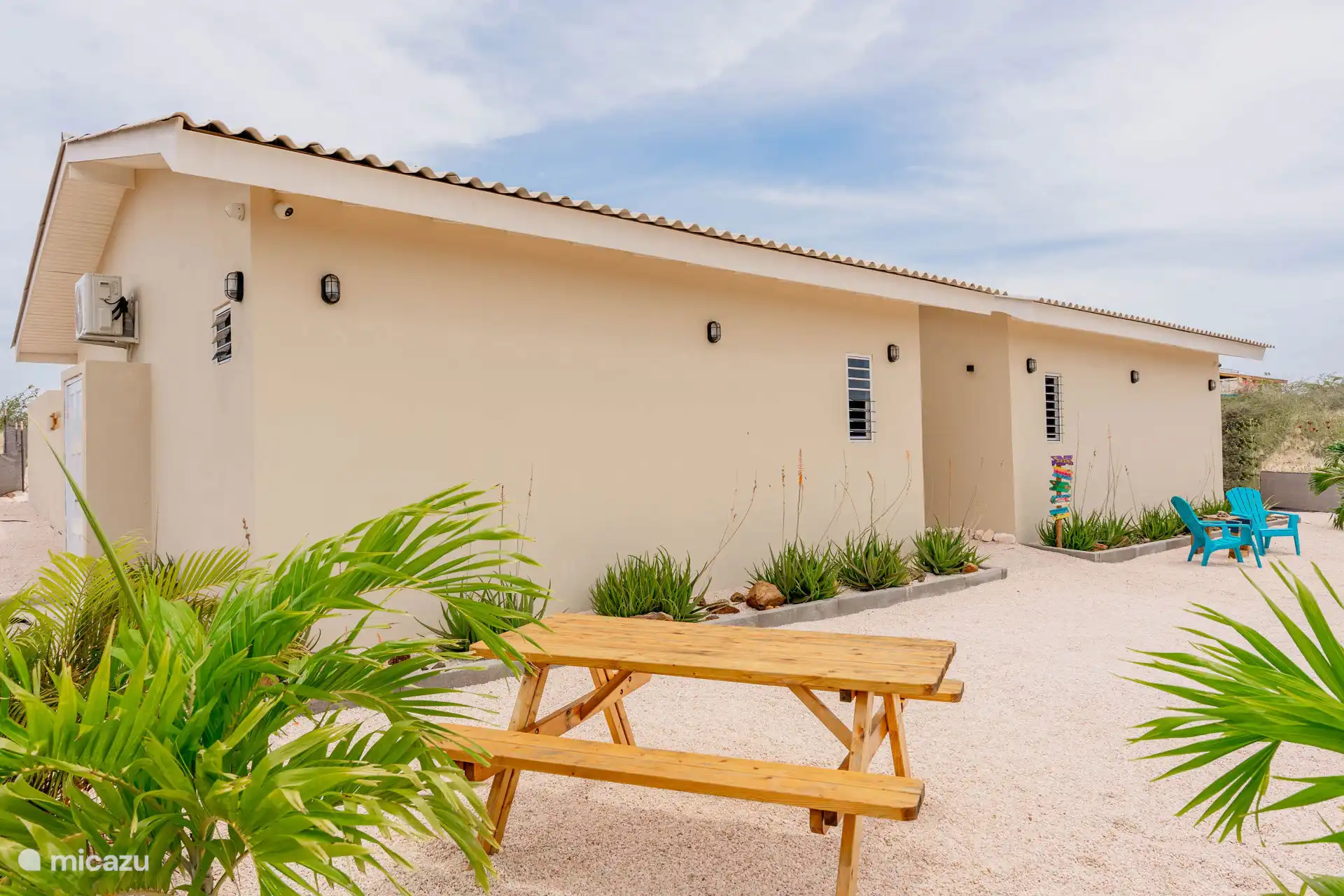 Maisons avant avec table de pique-et 2 chaises