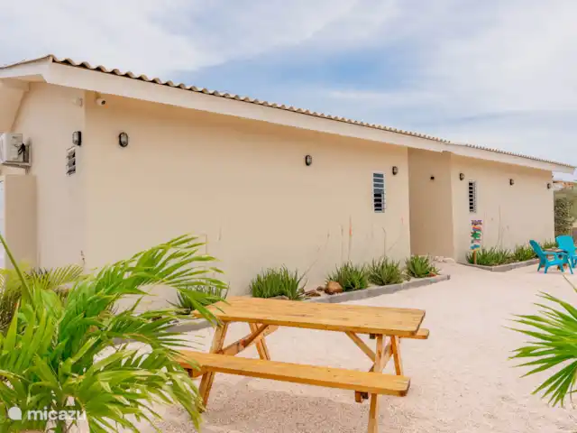 Location de Vacances Curaçao, Banda Abou (ouest), Hofi Abou, maison de vacances - Bunitesa di bida - Kas Iquana Maisons avant avec table de pique-et 2 chaises