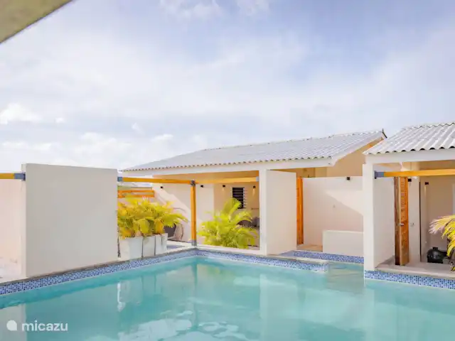 Location de Vacances Curaçao, Banda Abou (ouest), Hofi Abou, maison de vacances - Bunitesa di bida - Kas Iquana Vue depuis la piscine des gîtes