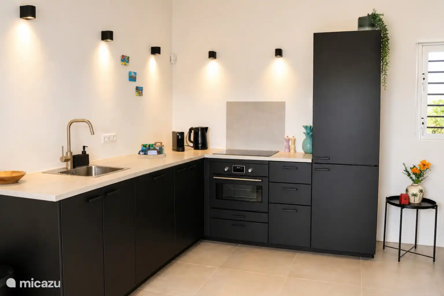 La cuisine entièrement équipée. Il y a une machine à café Krups