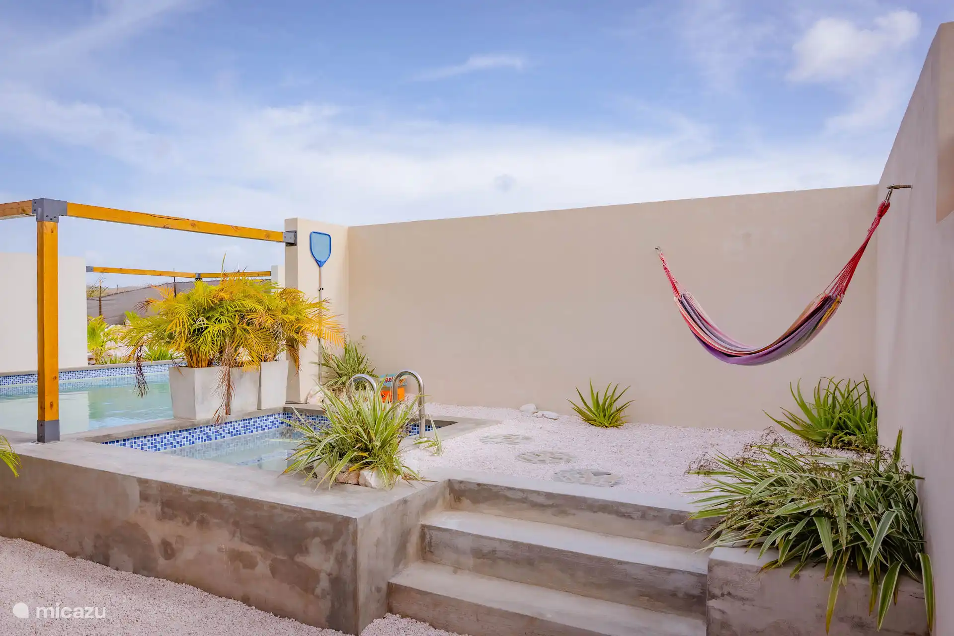 Un hamac, un jacuzzi chauffé à l’énergie solaire avec des bulles et la piscine que vous partagez avec jusqu’à 3 autres personnes