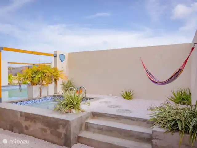 Location de Vacances Curaçao, Banda Abou (ouest), Hofi Abou, maison de vacances - Bunitesa di bida - Kas Iquana Un hamac, un jacuzzi chauffé à l’énergie solaire avec des bulles et la piscine que vous partagez avec jusqu’à 3 autres personnes
