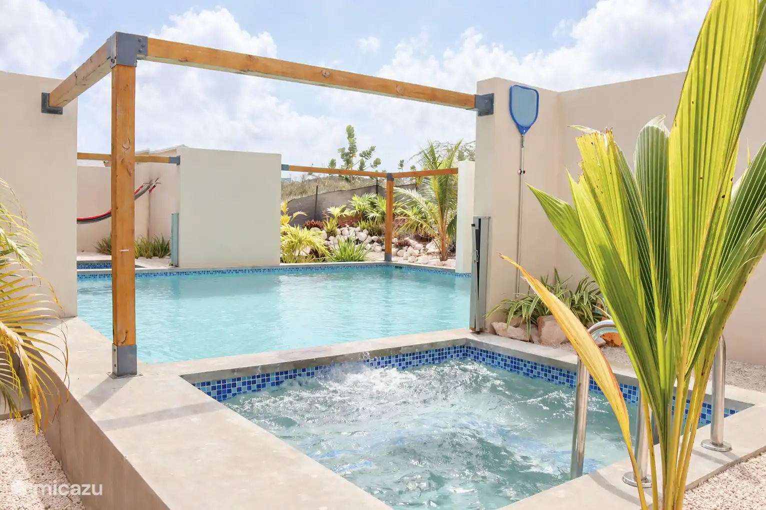 La piscine avec jacuzzi privé.