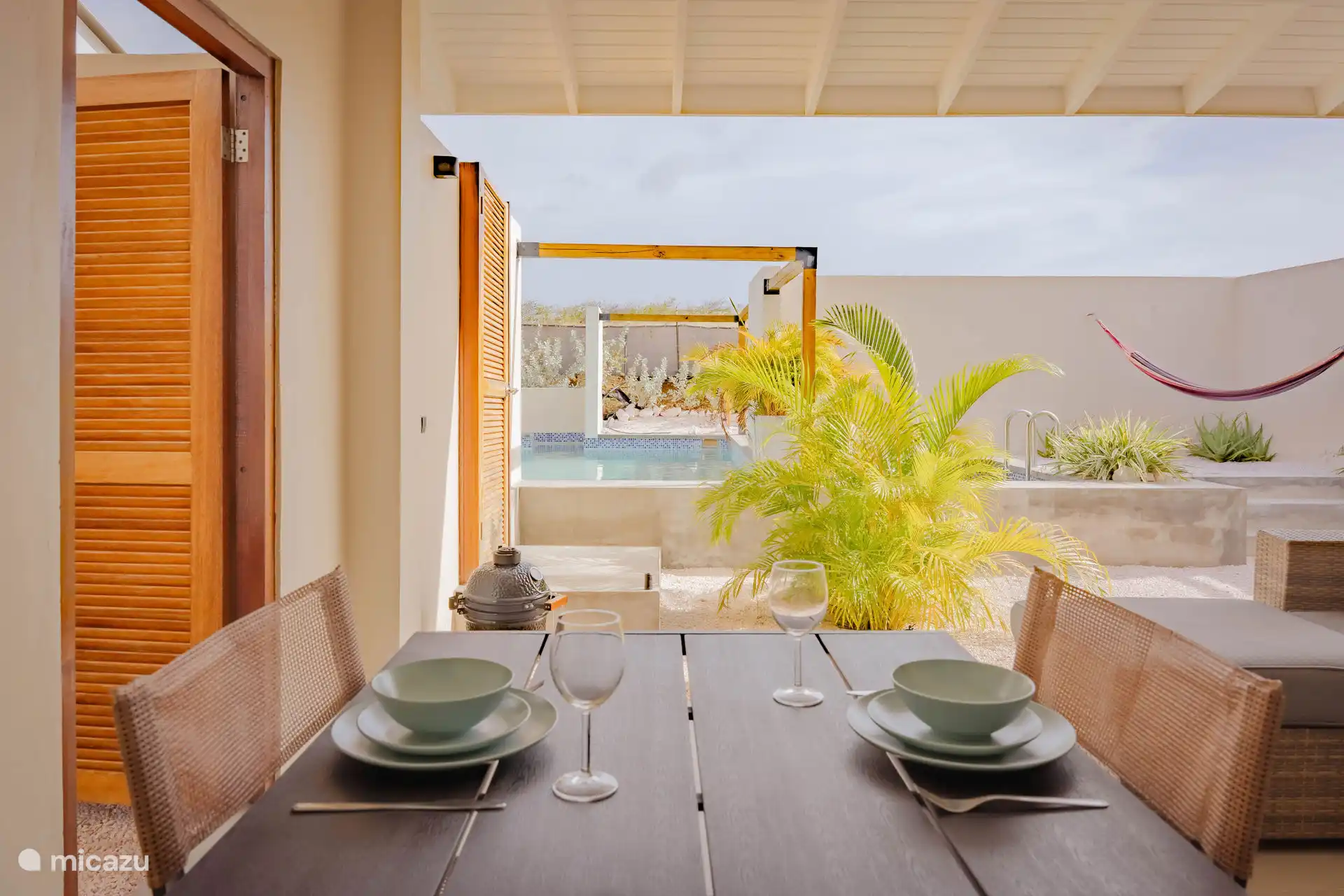 terrasse donnant sur le jardin avec piscine que vous partagez avec jusqu’à 3 autres personnes