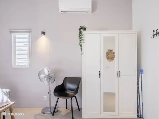 Location de Vacances Curaçao, Banda Abou (ouest), Hofi Abou, maison de vacances - Bunitesa di bida - Kas Iquana Chambre avec climatisation, ventilateur mobile et il y a un placard spacieux