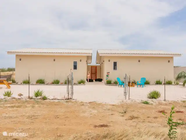 Location de Vacances Curaçao, Banda Abou (ouest), Hofi Abou, maison de vacances - Bunitesa di bida - Kas Iquana Devant les gîtes