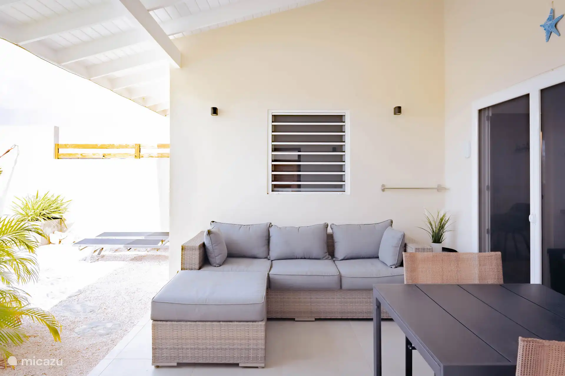 Véranda avec canapé et table de salon