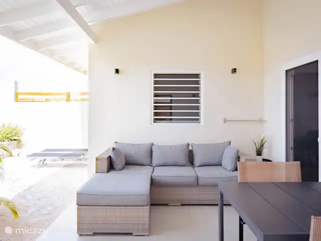 Location de Vacances Curaçao, Banda Abou (ouest), Hofi Abou, maison de vacances - Bunitesa di bida - Kas Iquana Véranda avec canapé et table de salon