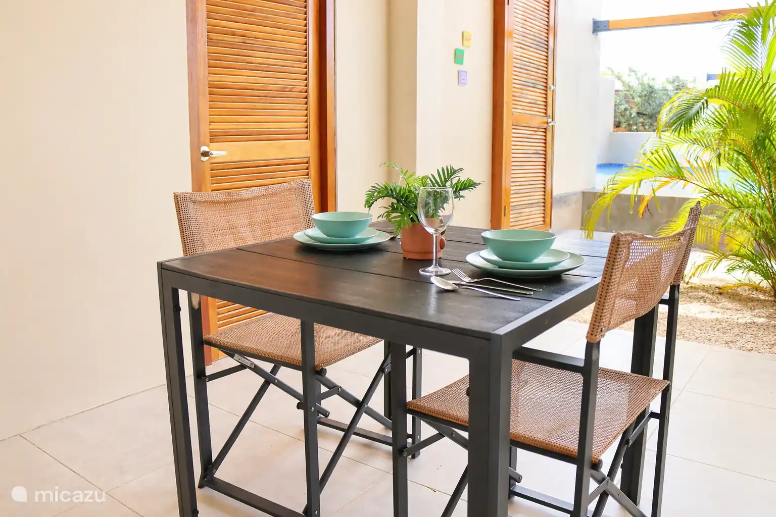 La table avec les chaises sur la Porsche