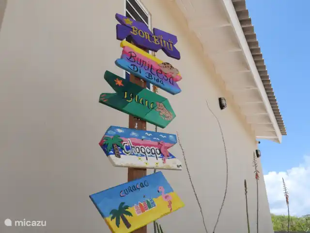 Location de Vacances Curaçao, Banda Abou (ouest), Hofi Abou, maison de vacances - Bunitesa di bida - Kas Iquana Panneaux colorés