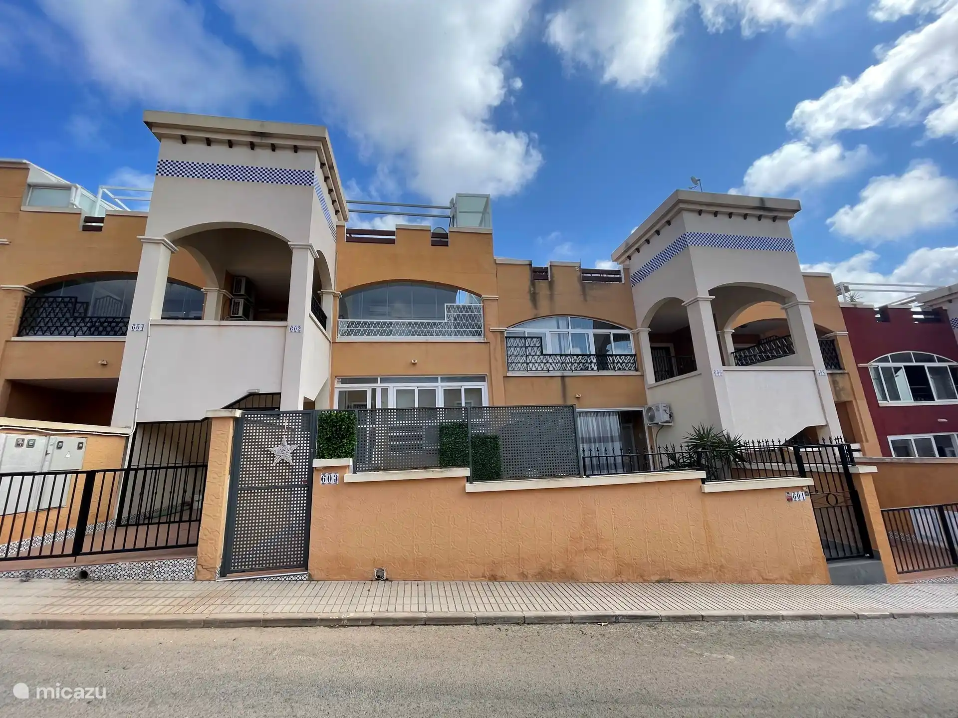 Von der Straße aus gesehen