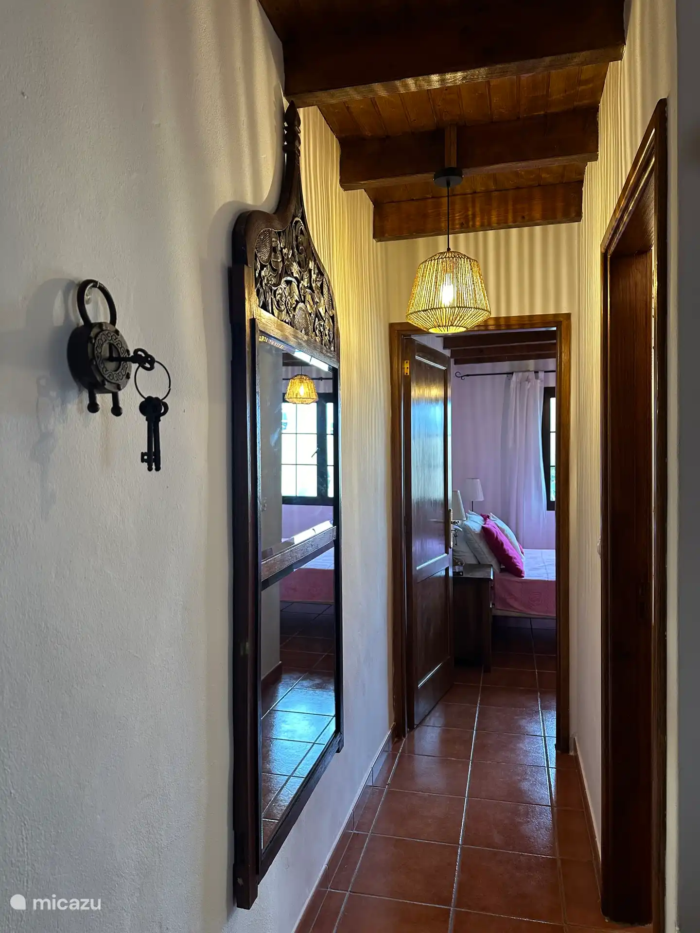 Pasillo al dormitorio con el baño a la derecha