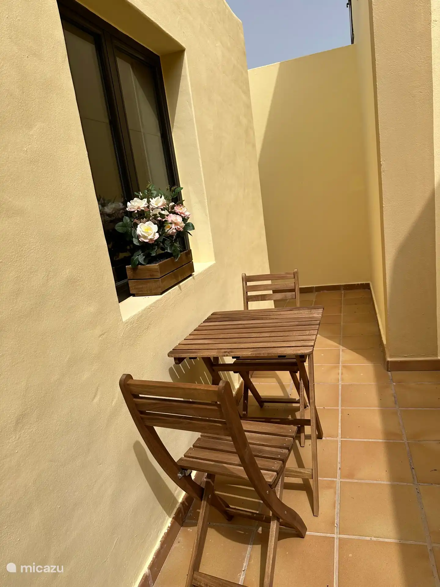 Zona de estar junto al apartamento para disfrutar del desayuno al aire libre