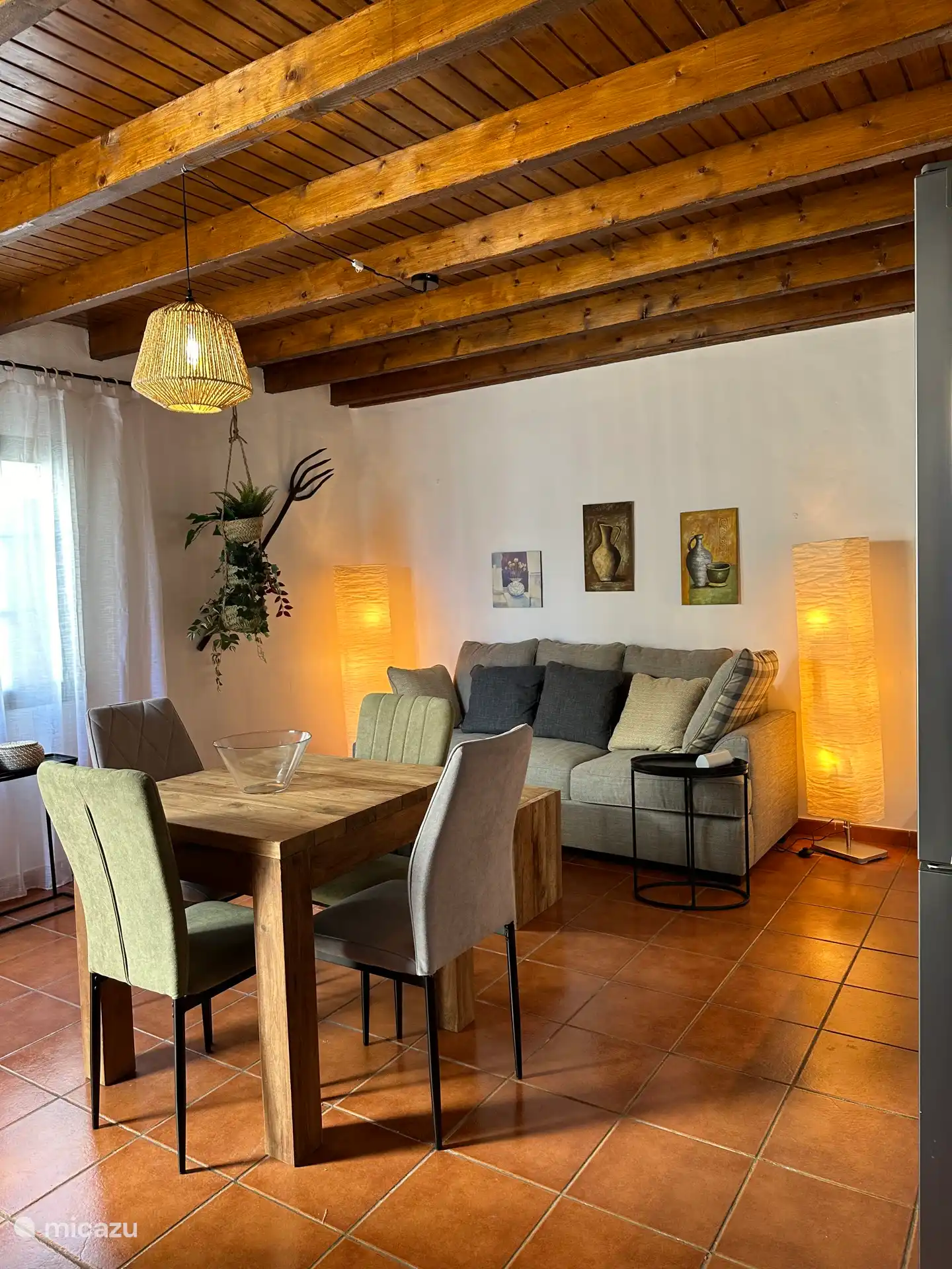 Sala de estar y mesa de comedor