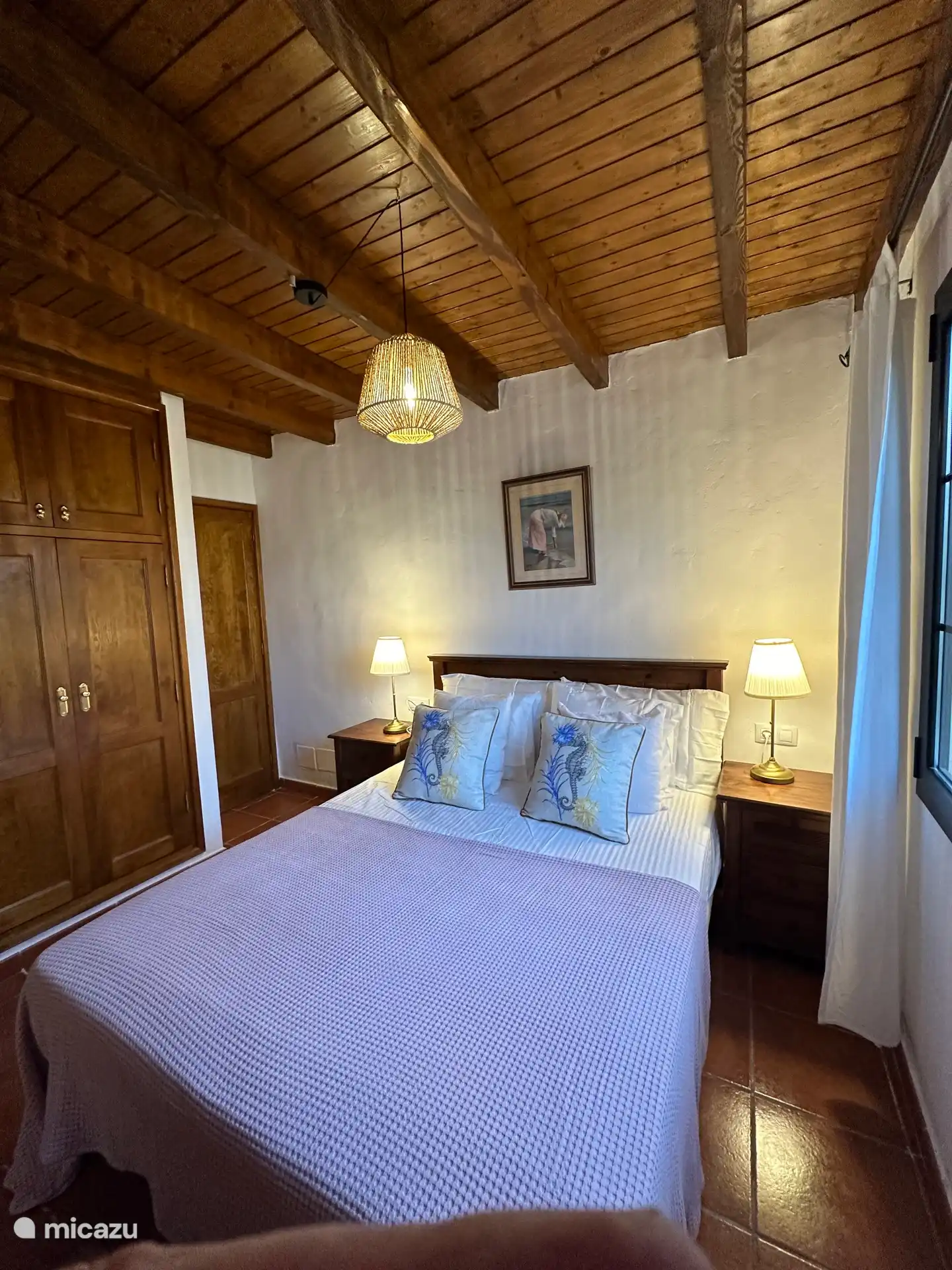 Dormitorio con mucho espacio de guardarropas