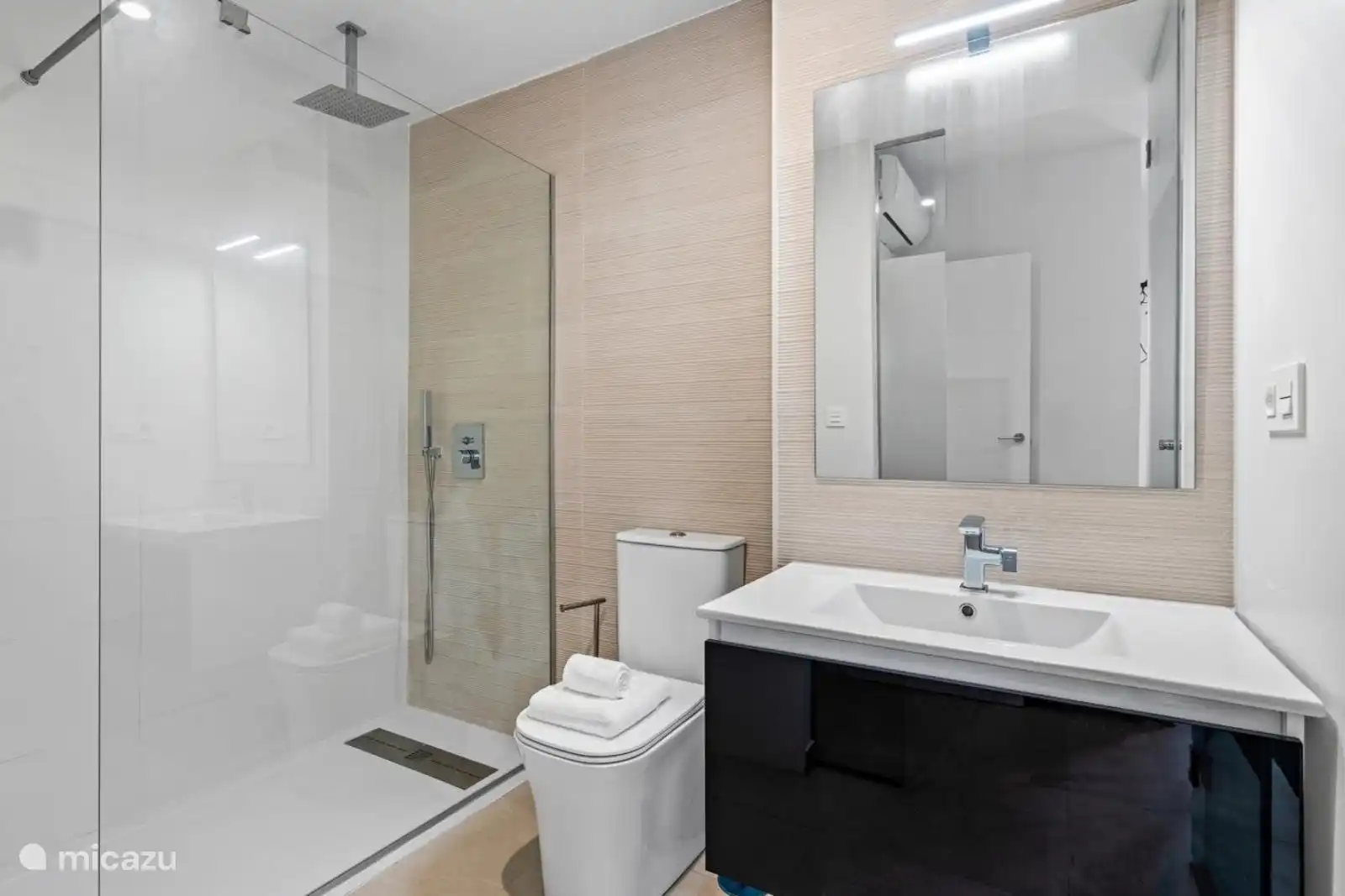 das Badezimmer mit WC, Bad und Waschbecken 