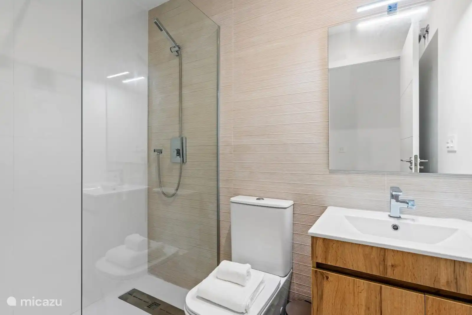 Badezimmer mit Dusche, WC und Waschbecken 