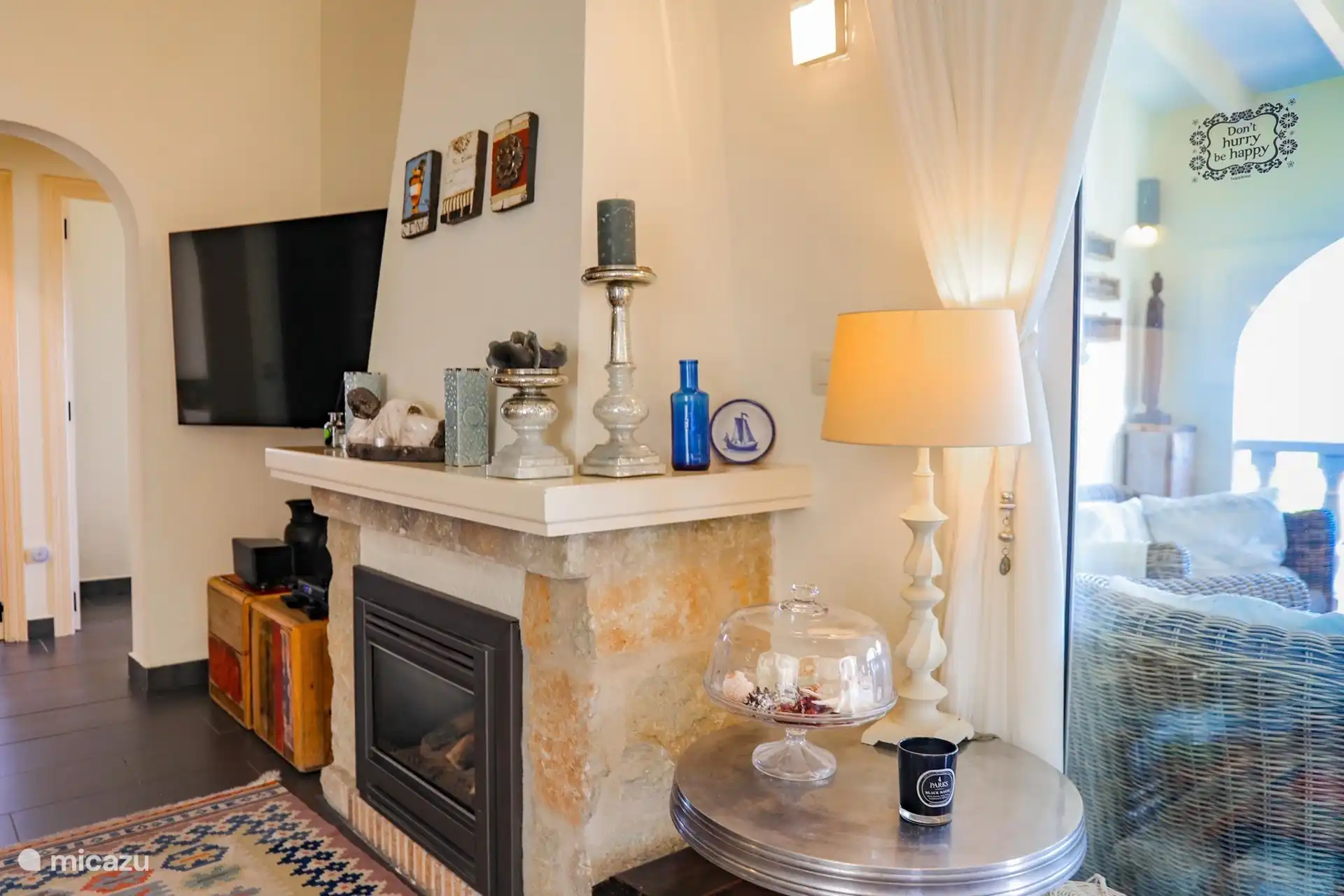 De sfeervolle zithoek met gaskachel en warme details vormt een fijne plek om je terug te trekken, zowel overdag als in de avond.