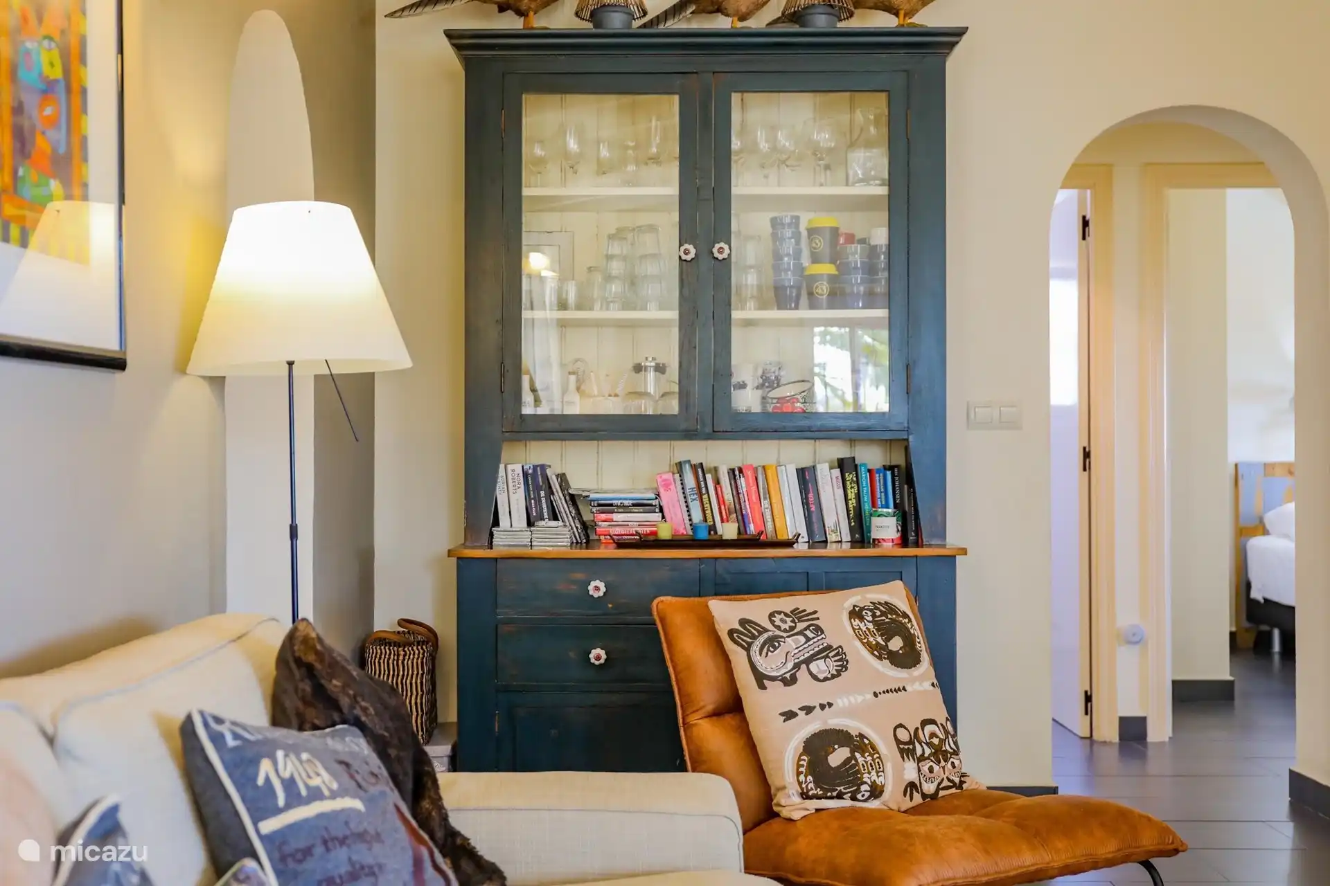 Met de boekenkast vol boeken en spellen, zachte verlichting en warme materialen kun je dit gebruiken om gezellig samen te zijn of je even terug te trekken. 