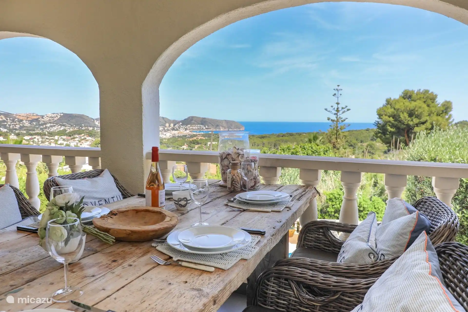 Op het overdekte terras (naja of veranda) geniet je van lange maaltijden en goede gesprekken of heerlijk alleen, met uitzicht over de Middellandse Zee. Ieder uur lijkt het uitzicht anders. 