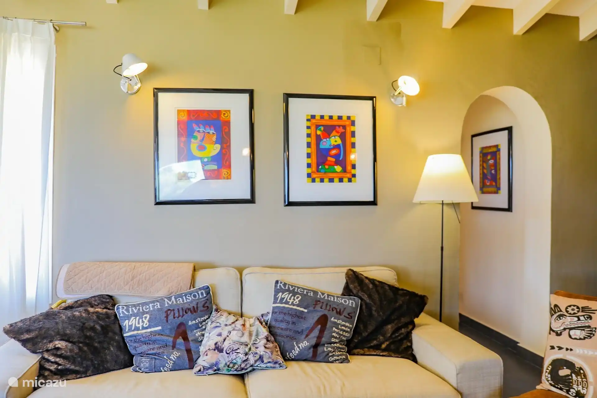 achter deze bank zit nog een derde badkamer verstopt.