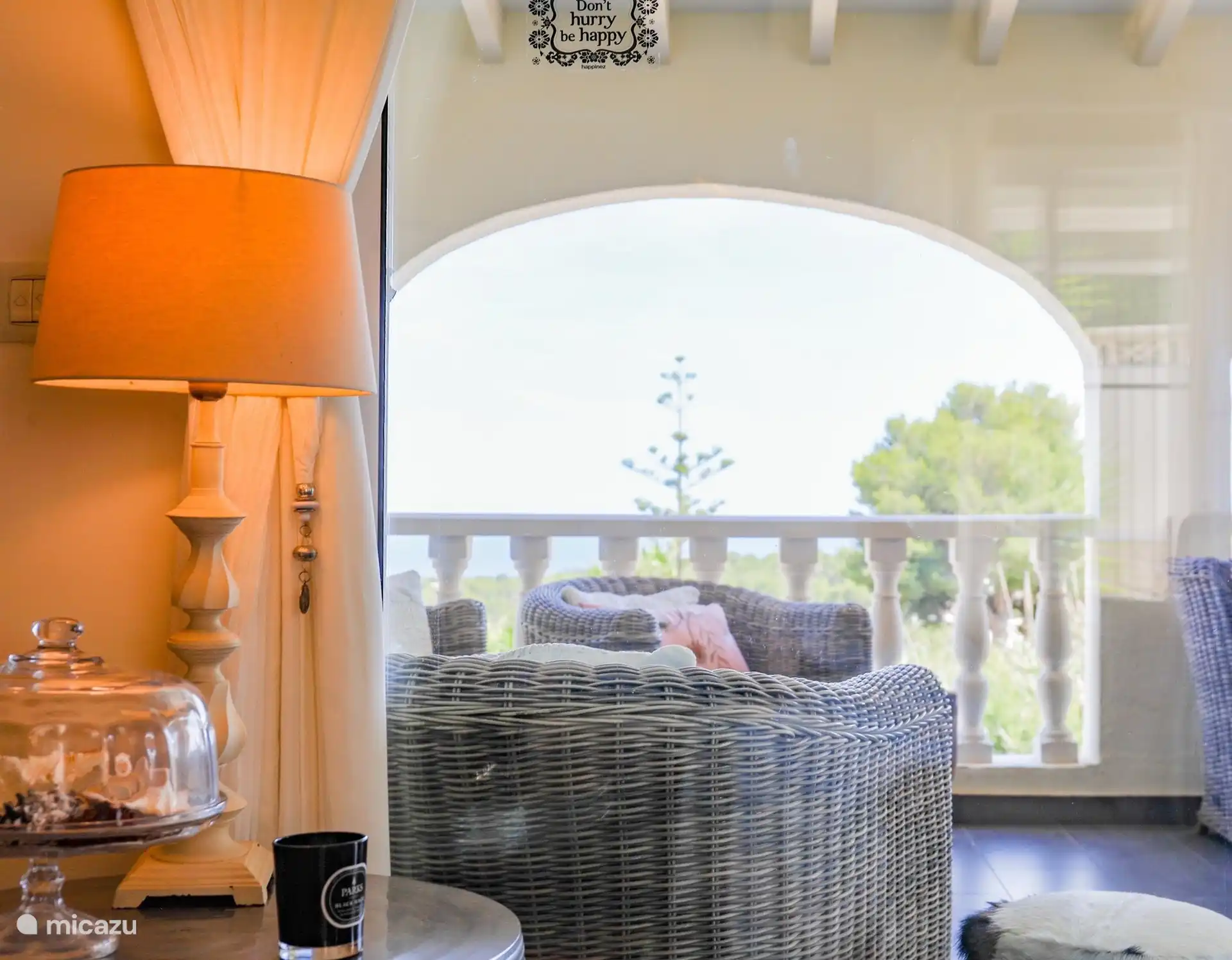 Ook vanuit de woonkamer heb je zicht op de zee en al het prachtige groen om het huis. 