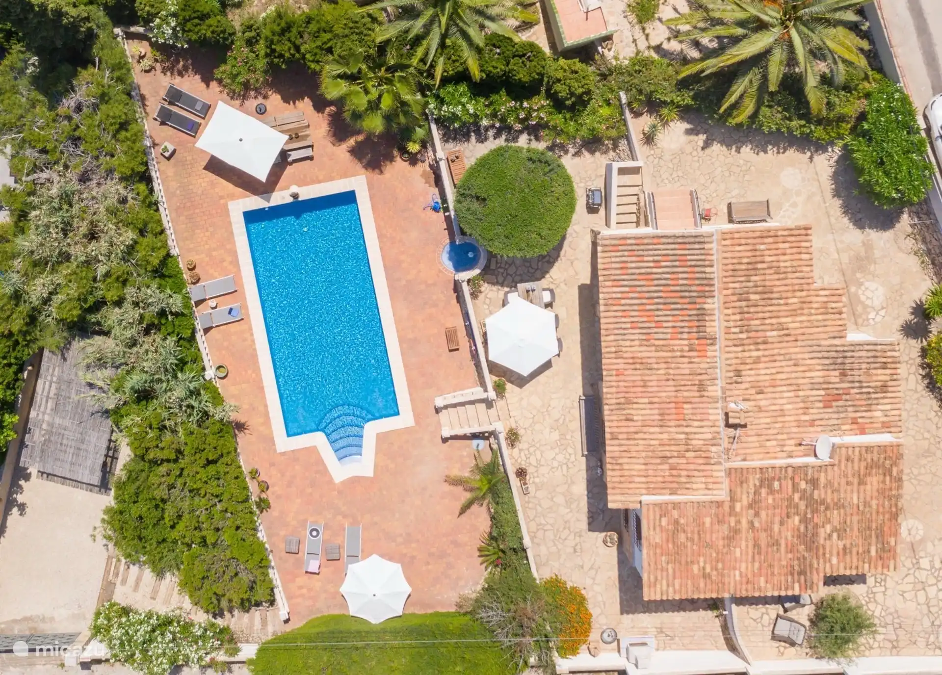 Vanuit de lucht zie je hoe het huis en het zwembad liggen ingebed in groen en ruimte. Volledige privacy, zon en stilte — een plek waar je echt even loskomt.