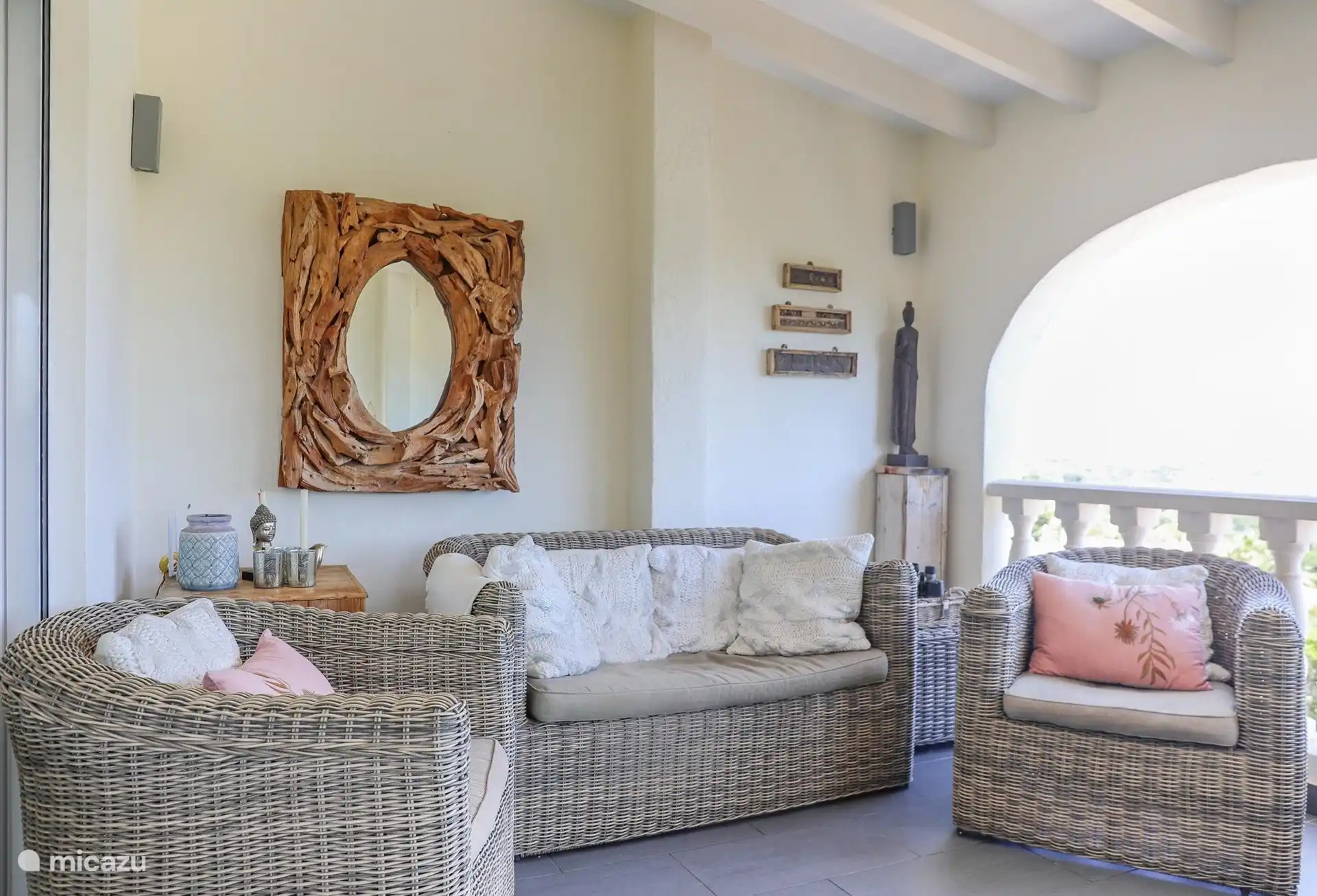 ook onder de veranda of naya een lekkere bank met uitzicht over de zee. 