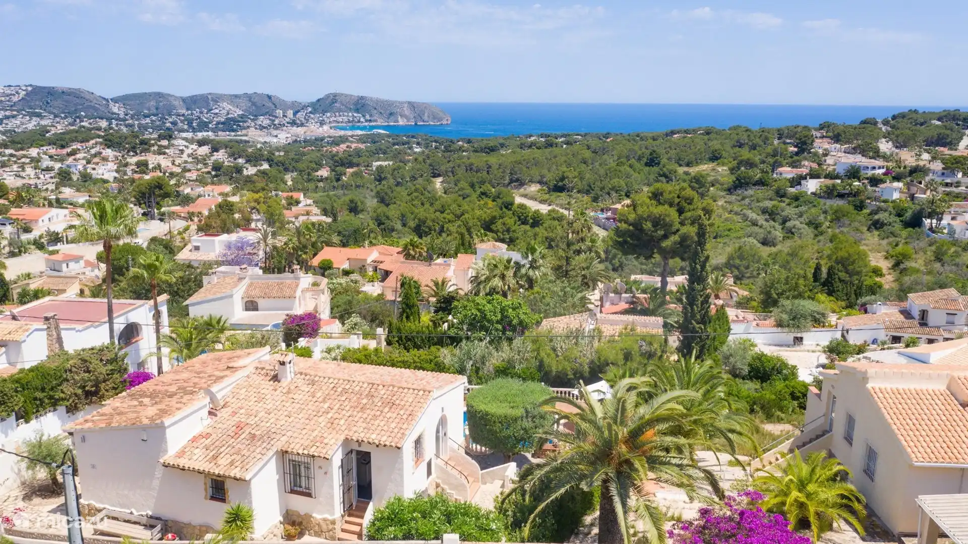 Omringd door natuur en met zeezicht in de verte ligt Casa dels Tossals in een rustige, groene omgeving. De perfecte balans tussen privacy en de nabijheid van kust en dorp.