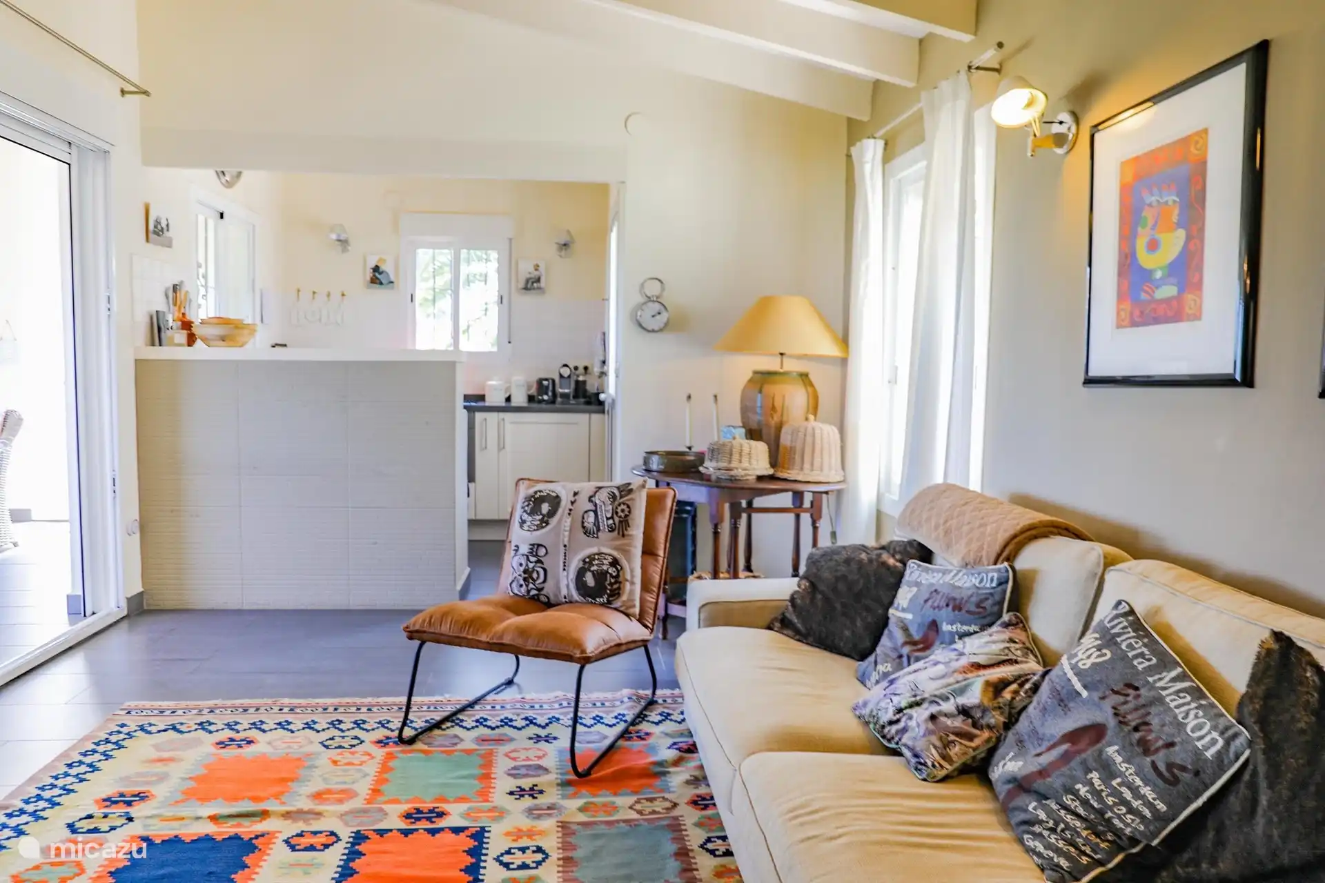 De woonkamer staat in open verbinding met de keuken, ideaal voor samen koken, natafelen en ontspannen. Alles is ingericht met oog voor comfort en gebruiksgemak.