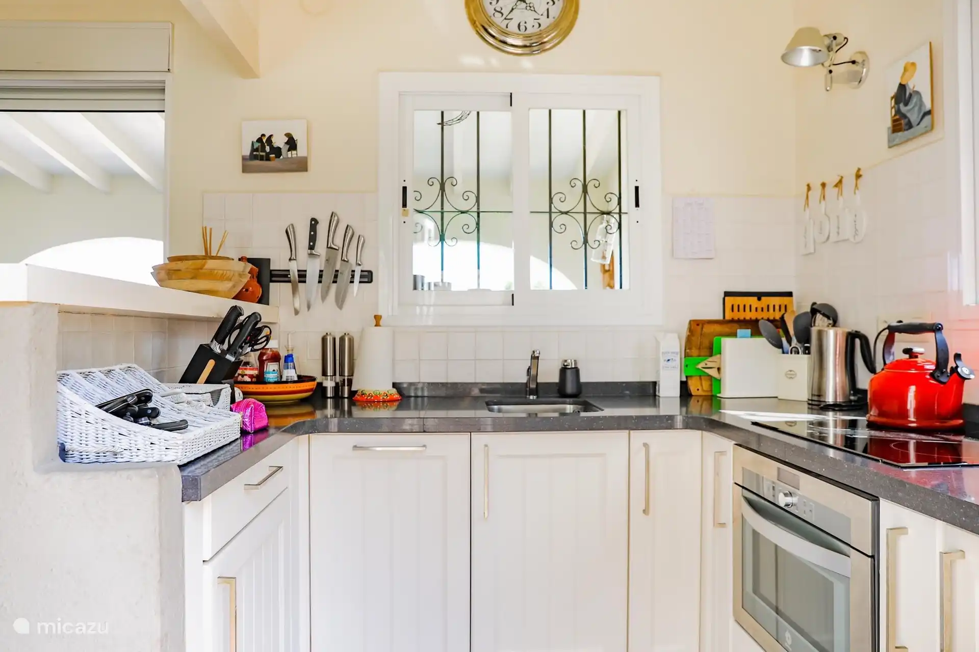 de compacte keuken verbindt de naya en de woonkamer en je houdt altijd contact met de anderen als je aan het koken bent. 