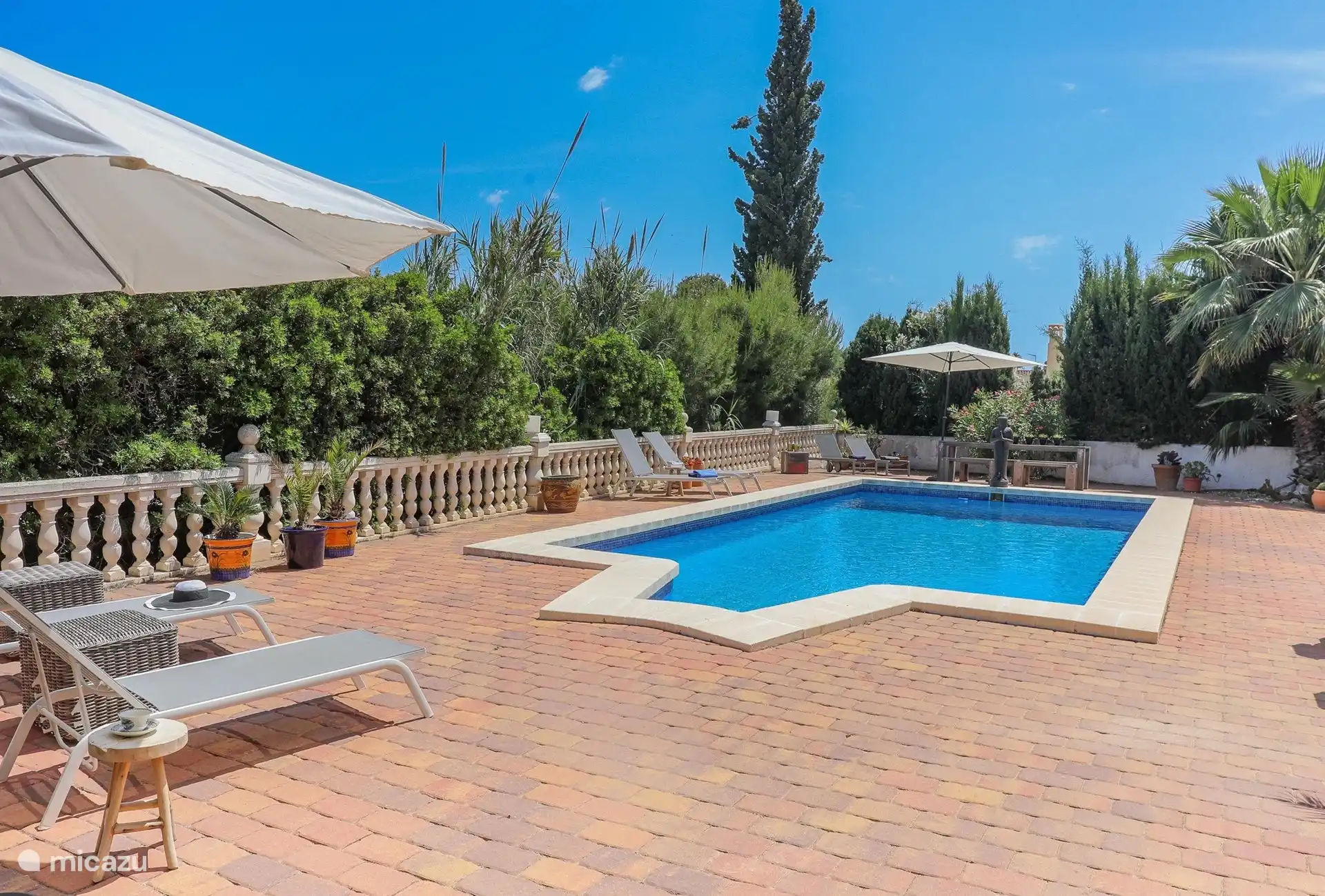 zwemmen, spelen, lezen, dommelen of eten aan de grote tafel. 