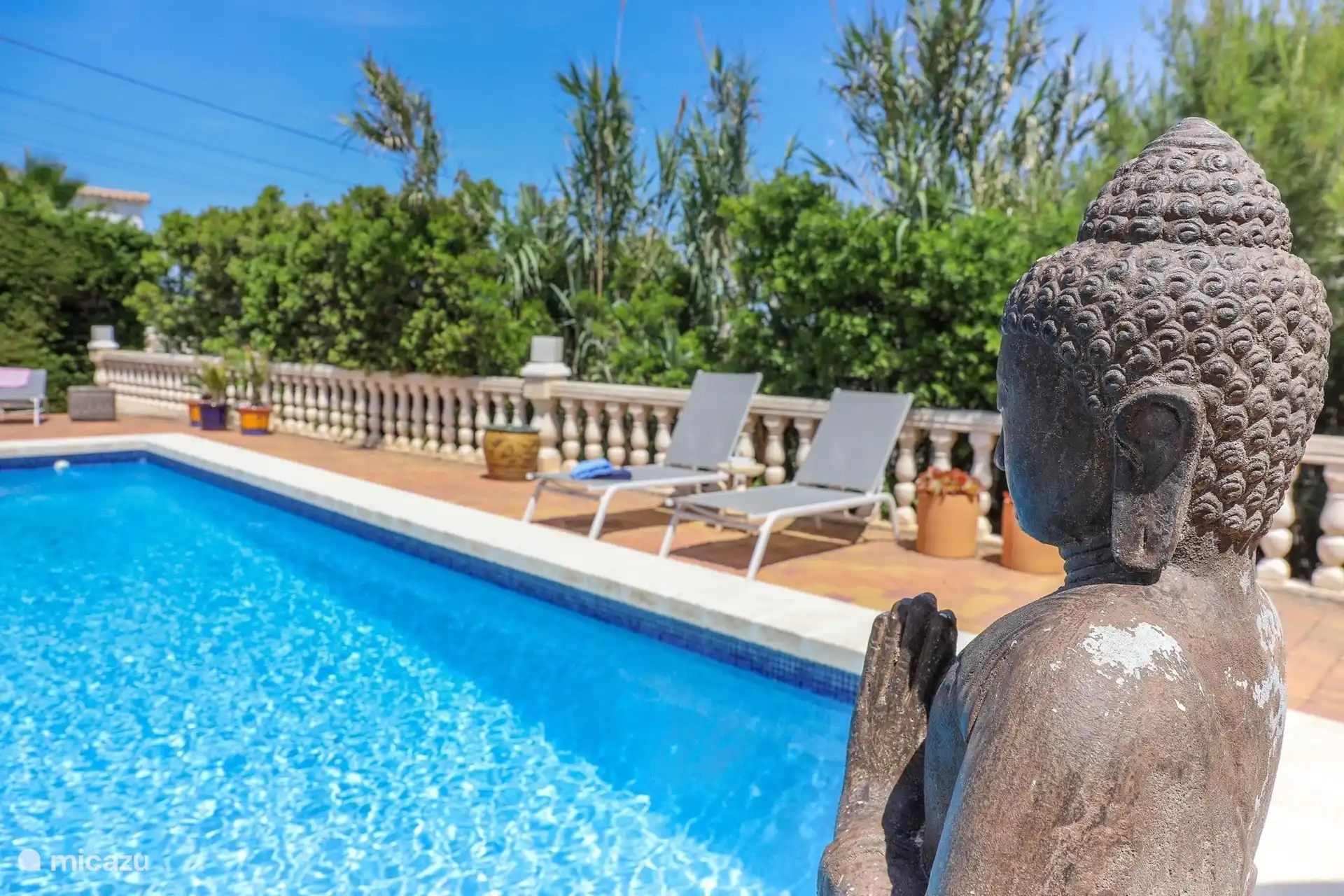 in het zwembad, plons je het liefst de hele dag. Met de heerlijk vrije tuin om het zwembad heen, is het altijd heerlijk privé genieten. 