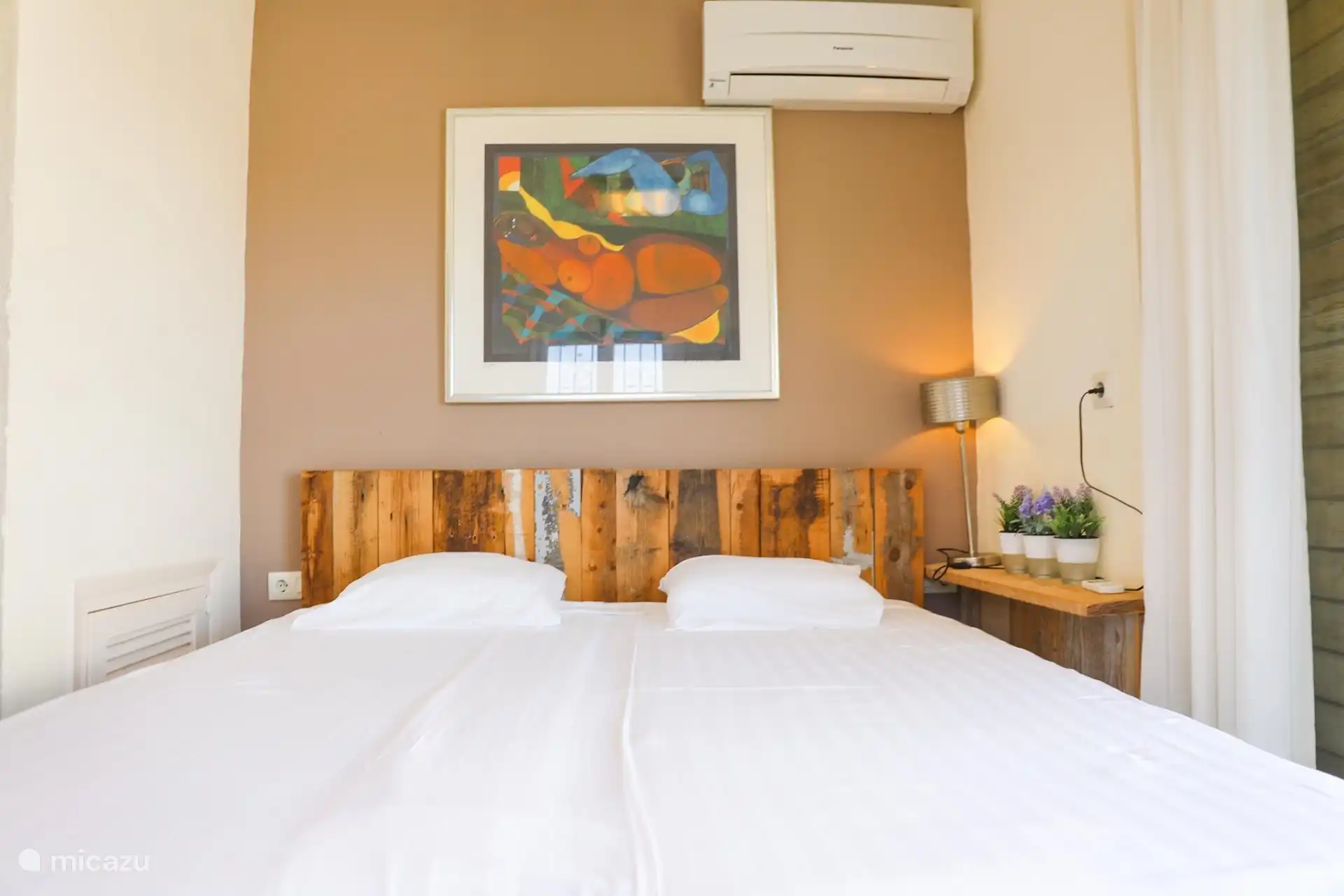 De slaapkamer in het appartement bereneden. 