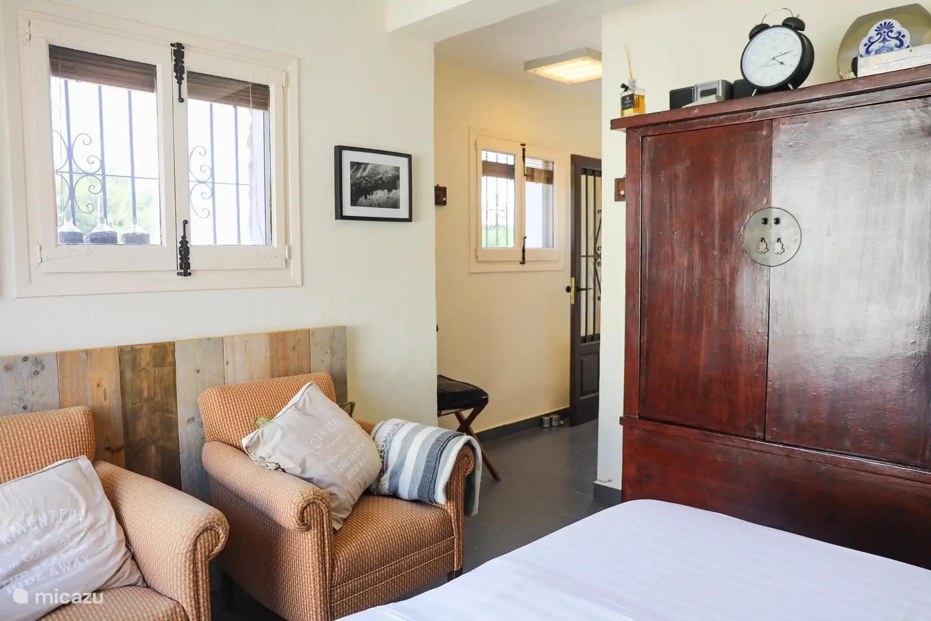 beneden is een appartement waar direct een badkamer aan vast zit. 