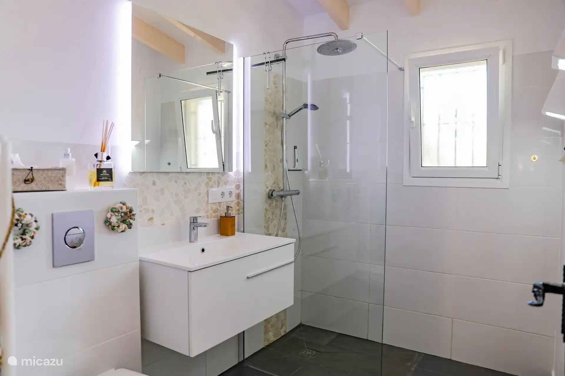 1 van de drie badkamers, heerlijk licht en fris. 