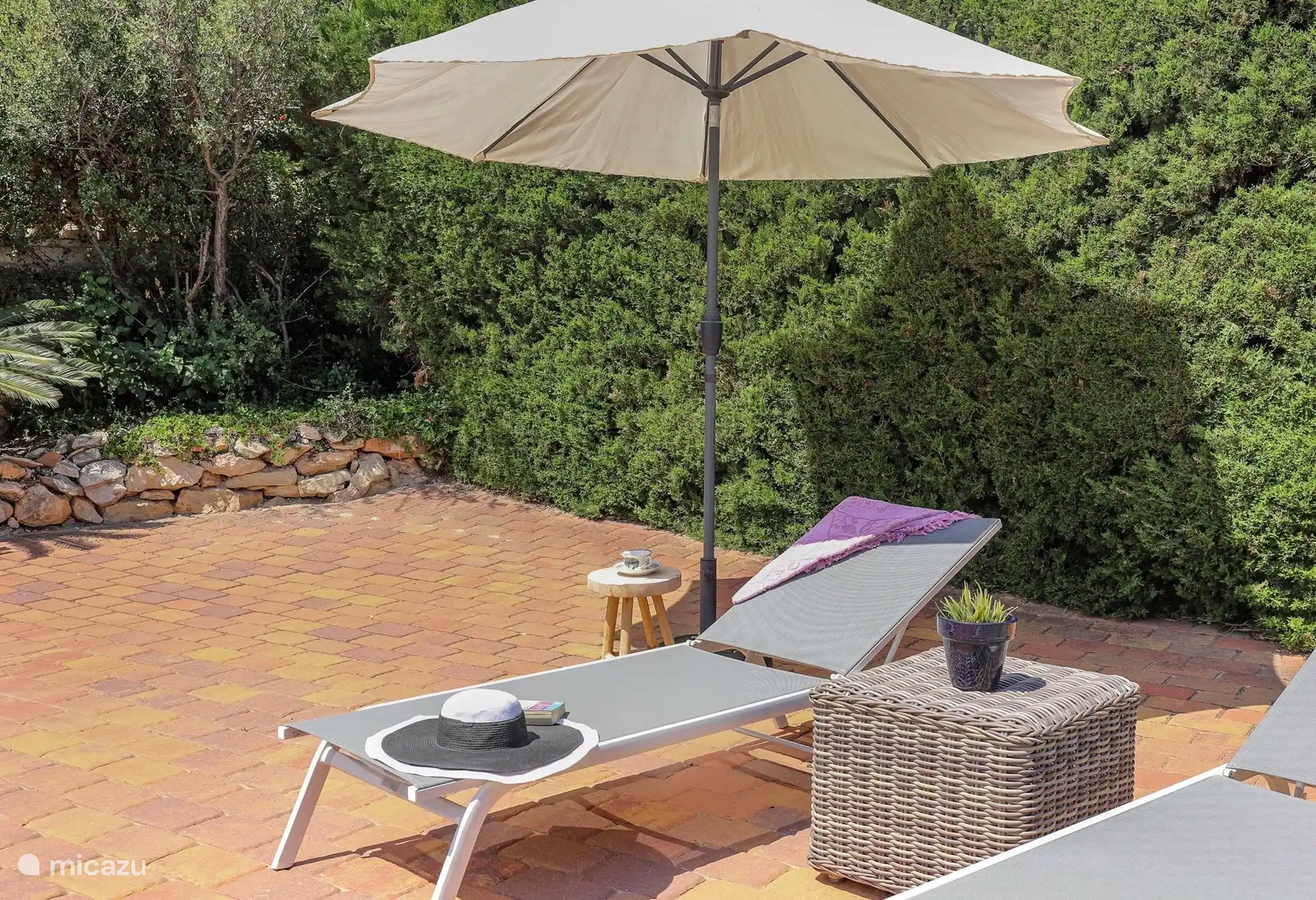 Genieten in of uit de zon van dit heerlijke bedje. 