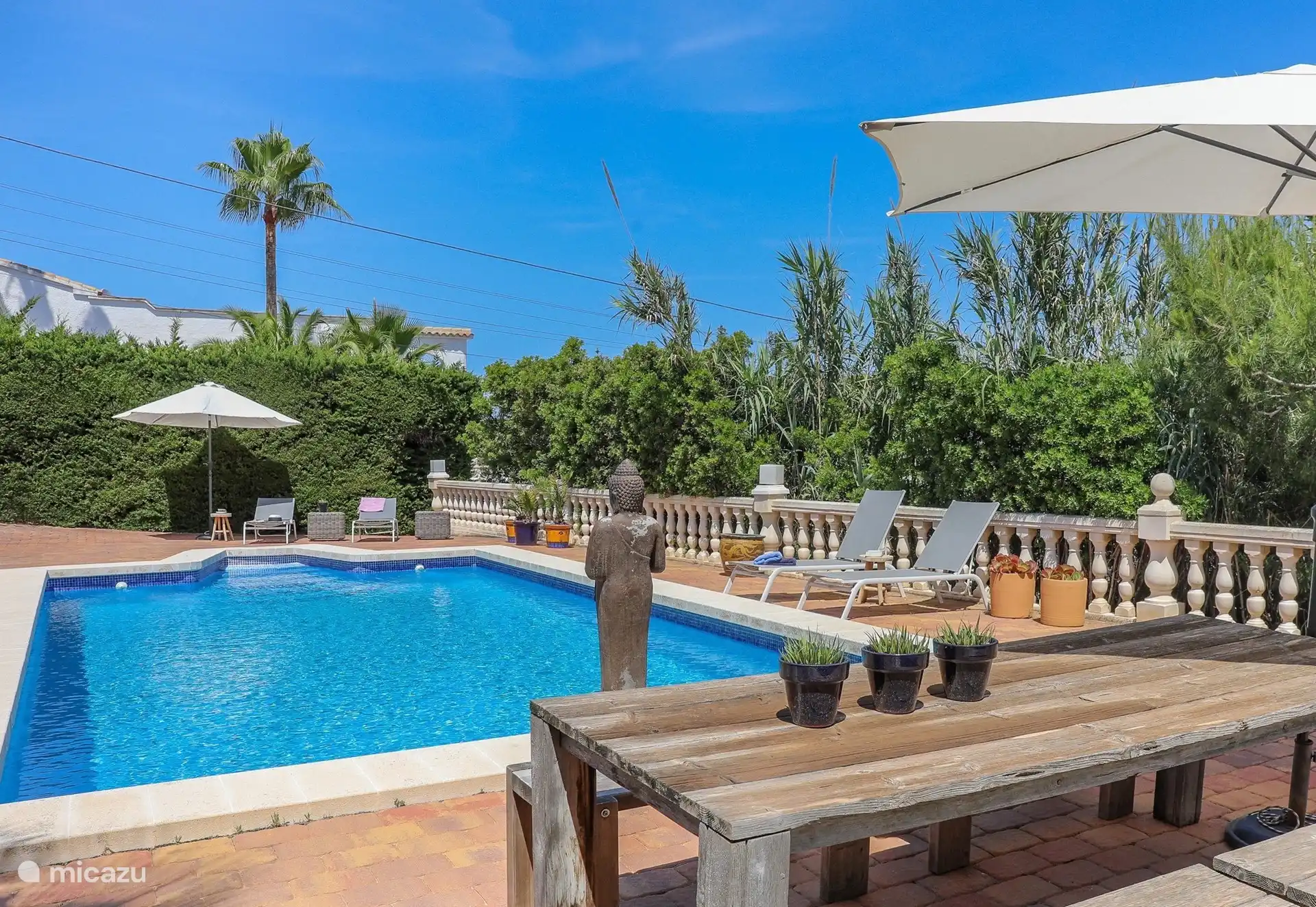 een vierde plek om lekker te eten, kies maar of je in de zon wil of de parasol opzet. 