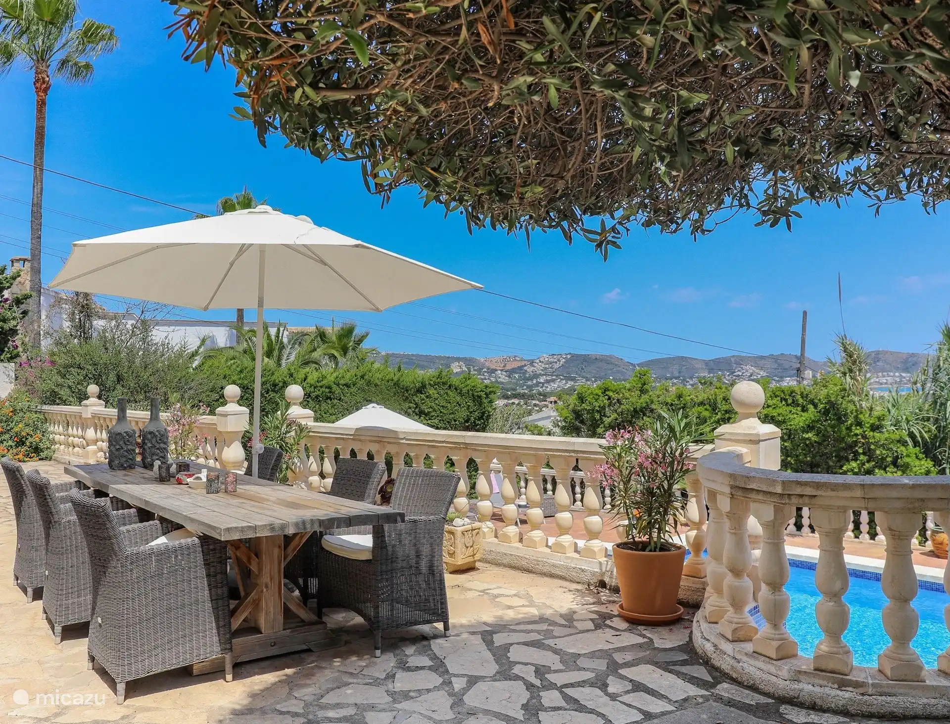 altijd verbinding met de bergen en de zee. Ondertussen met een schuin oog het zwembad in de gaten houden. 