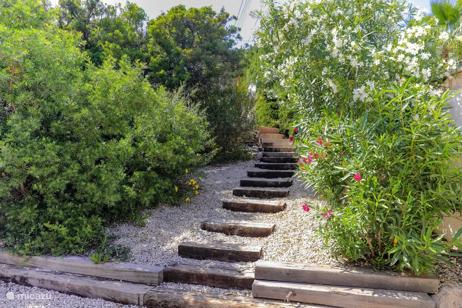 nog wat verder afdalen om de tuin te ontdekken en/of je even rustig te trekken wanneer je met een grotere groep bent. 